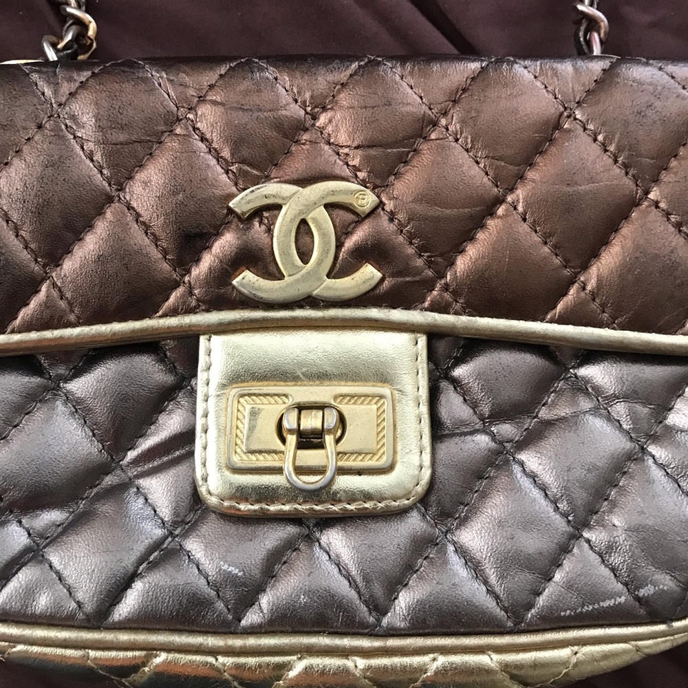 C.H.A.N.E.L Look alike IN VERY GOOD CONDITION.